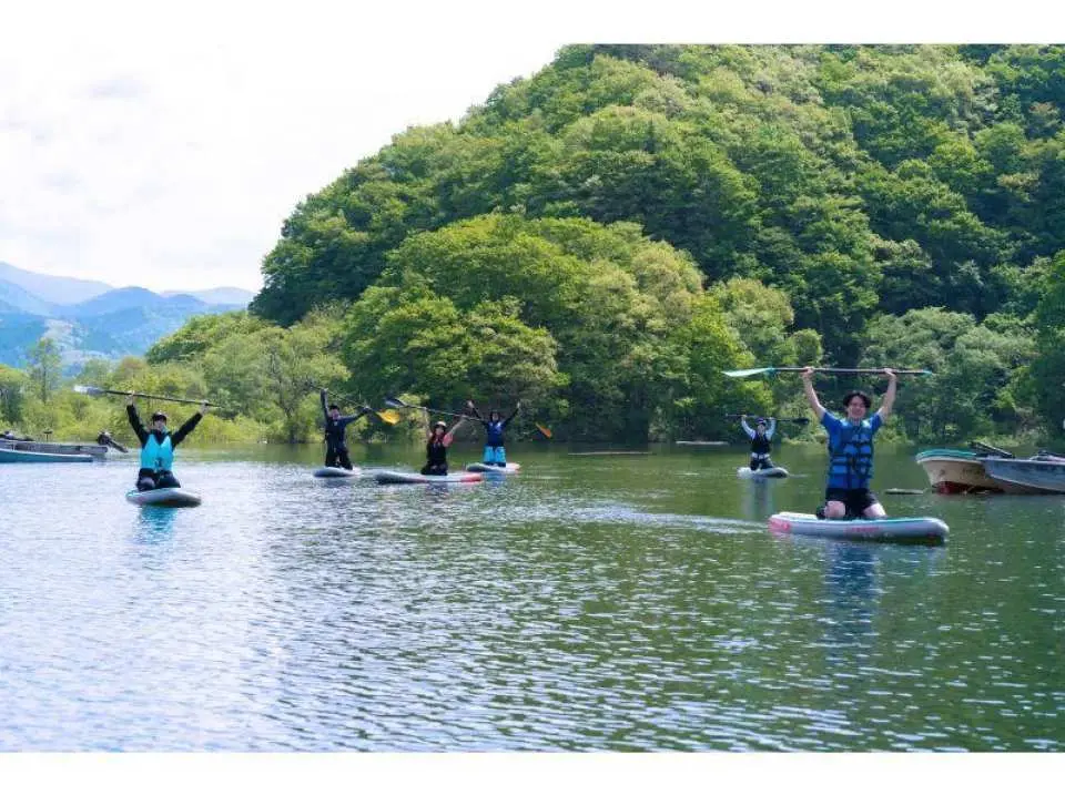 Experience ①. First, practice the basic movements while seated! Once you're comfortable, take a scenic tour around the floating islands of the secluded Akimoto Lake!