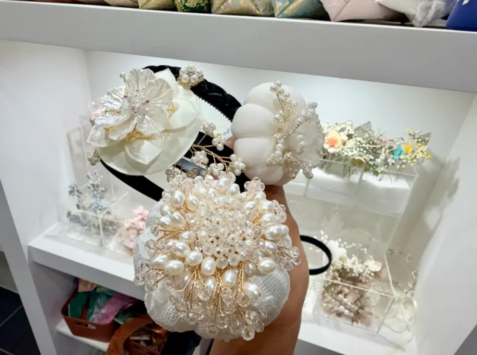 Choose a handbag to match your Hanbok and head off to Seongsan Ilchulbong.