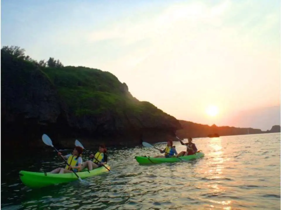 Let's paddle along the coastline!