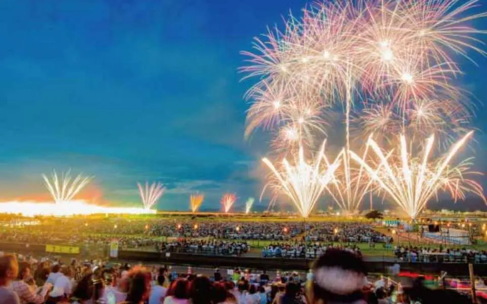 No queuing, no need to reserve a spot, enjoy a golden view. As the sky magically transforms from azure to deep blue, Nagaoka's grand spectacle officially begins. You'll have exclusive group viewing seats, eliminating the need to queue for hours under the scorching sun. You can sit comfortably, enjoying the summer night breeze, and leisurely watch the fireworks unfold and bloom before your eyes, layer by layer. This dignified and relaxed viewing experience is the best way to enjoy Japan's premier summer night.