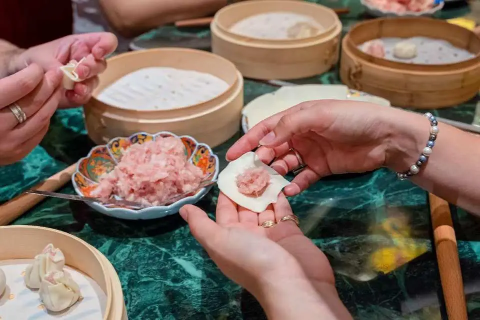 親自擀皮填餡體驗手作樂趣，邊玩邊吃收穫滿滿儀式感與地道滬式美味！