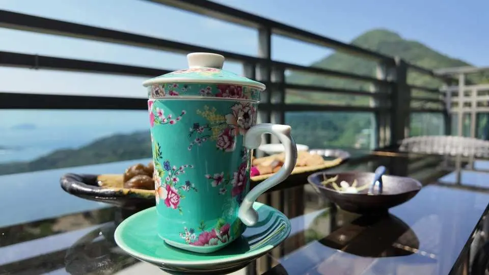 ✩
一人の場合は、茶こし付きマグカップにてご提供いたします（お湯の追加も可能です）。

2名様以上の場合は、茶こし付きマグカップまたはティーポットでのご提供となります（お選びいただけます）。