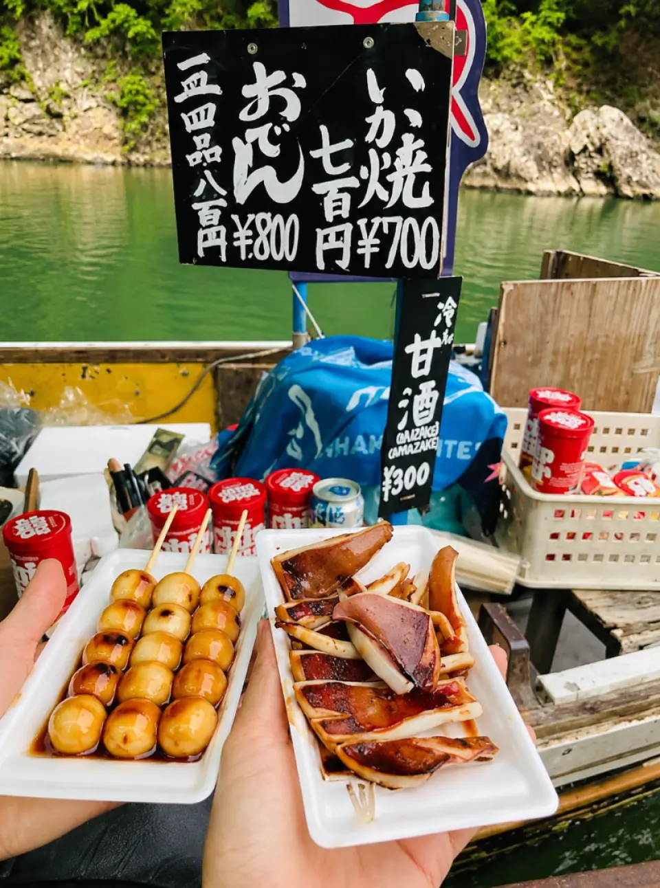 航行途中將與保津川知名水上小賣店相遇，可自由選購關東煮、飲品等特色小吃，體驗京都獨有的船上風情與懷舊魅力。