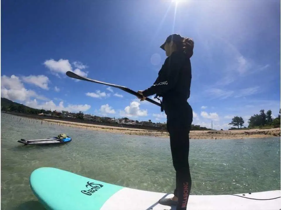 SUP体験クルージング。立てたー！初めて海の上に立つ感動！その絶景をご堪能ください。