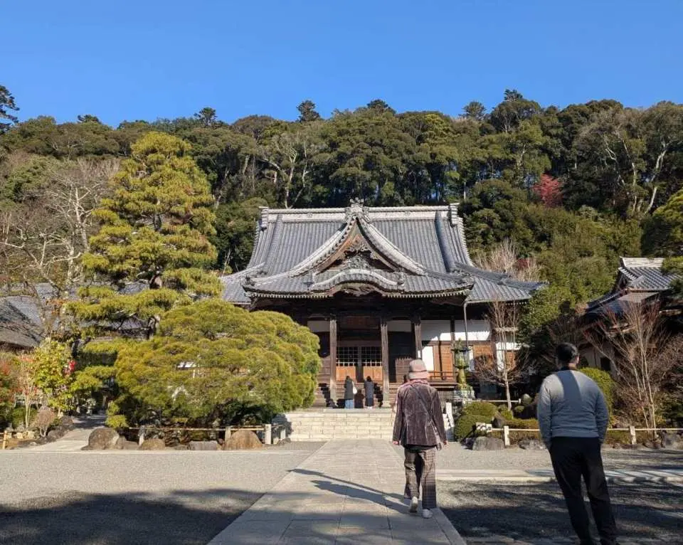 修善寺有溫泉、寺廟、竹林以及豐富的歷史，更是日本著名文人文學中常出現的場景，讓這個美不勝收的旅遊勝地與文學有著千絲萬縷的關聯，可以邊欣賞美景邊感受不同的文學氣息。修禪寺更是關東地區著名的賞楓名勝地，每年11月上旬開始，楓葉由綠漸轉艷紅的瑰麗景緻，吸引海內外無數遊客造訪。