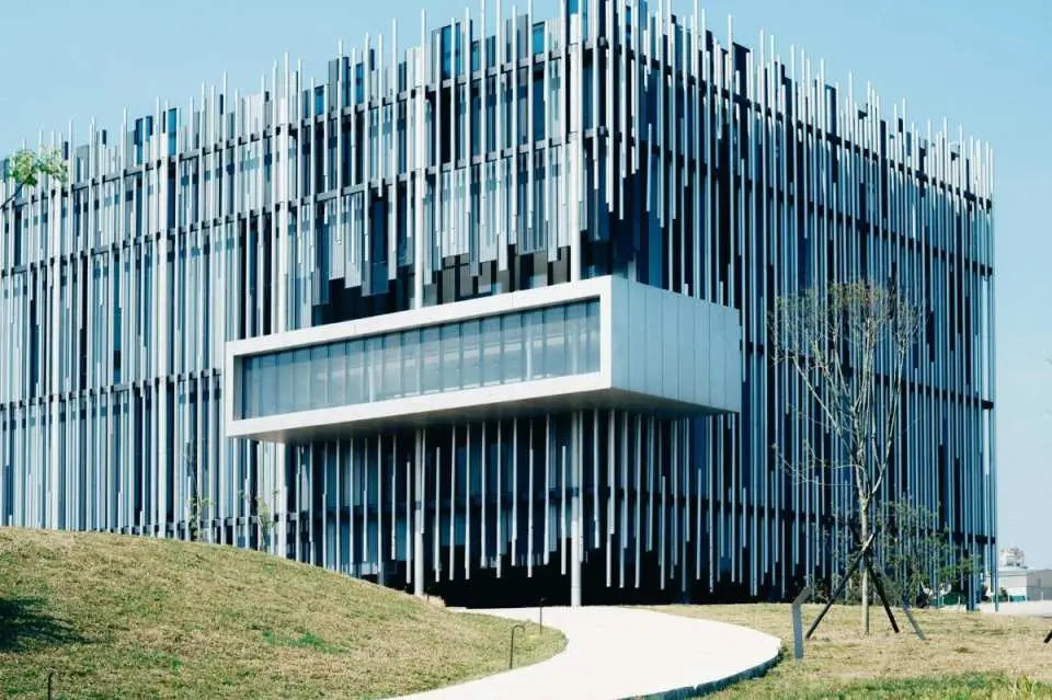 座落於美術館主建築旁的新美聚所，是由既有建物（三鶯藝術村）重新整建而成，為本館藝術駐村與多元展演的空間，未來將持續辦理各式藝文活動，作為藝術推廣基地。