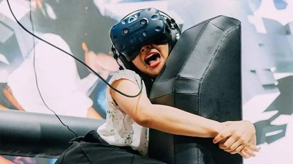 鋼彈VR潛水突擊™：鋼彈緊握 "UC Unicorn VR "的雙手，體驗真人大小的機動戰鬥服被駕駛和戰鬥的威力！您也可以體驗「Mobile Suit鋼彈UC Unicorn VR Fierce Clash, Diver Upper Airspace™」。©SOTSU・SUNRISE