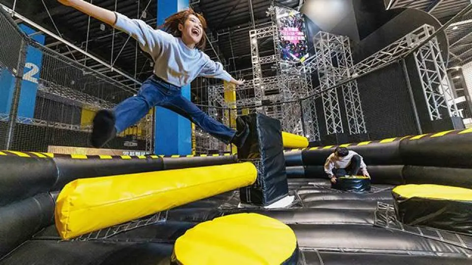 Jump×Jump：在島上跳躍或蹲下以躲避旋轉的障礙物!