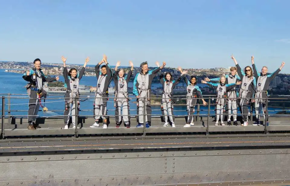 安全装備を着用し、スタッフに従ってサミット（頂上）を目指します。