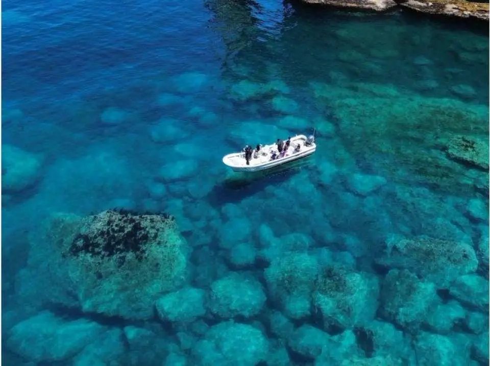 透き通る海