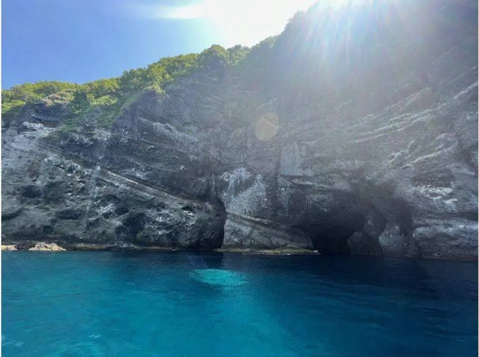 見上げる圧巻の岩壁