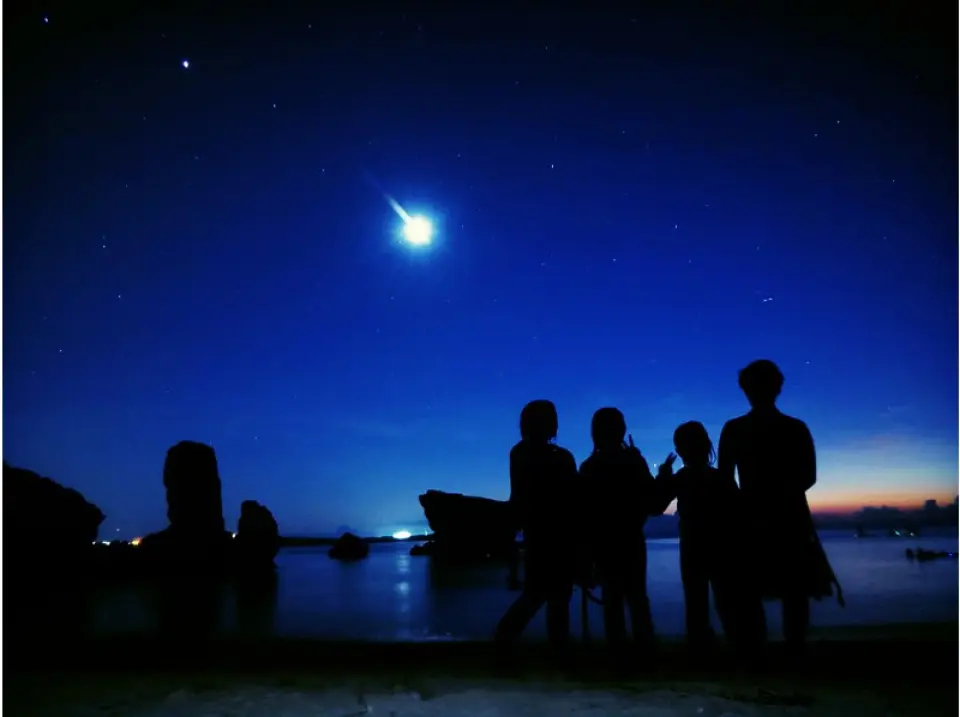 4.夜光虫＆星空ナイトシュノーケルツアー。神秘的な世界が広がるナイトシュノーケリング。 月明かりの下、静かに海を漂いながら、昼間は出会えない生き物たちを観察できます。光るプランクトンが、まるで星のように輝き、夜行性の生き物たちが、ひっそりと姿を現します。特別な思い出作り、ご体験ください。