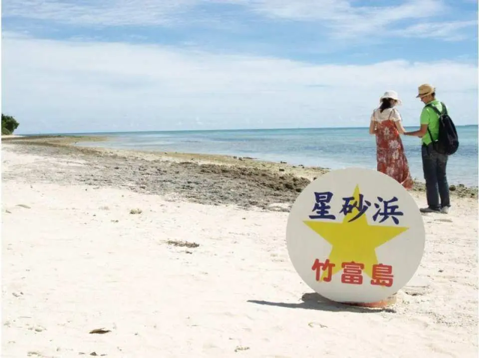 選べる竹富島観光【バス観光】。竹富港～島内バス観光（カイジ浜〔星砂の浜〕＜下車＞・コンドイビーチ＜車窓＞・集落内散策）～竹富港（15：10）～石垣港（15：25）

※竹富島の見どころを約50分で手軽に楽しめるバス観光です。