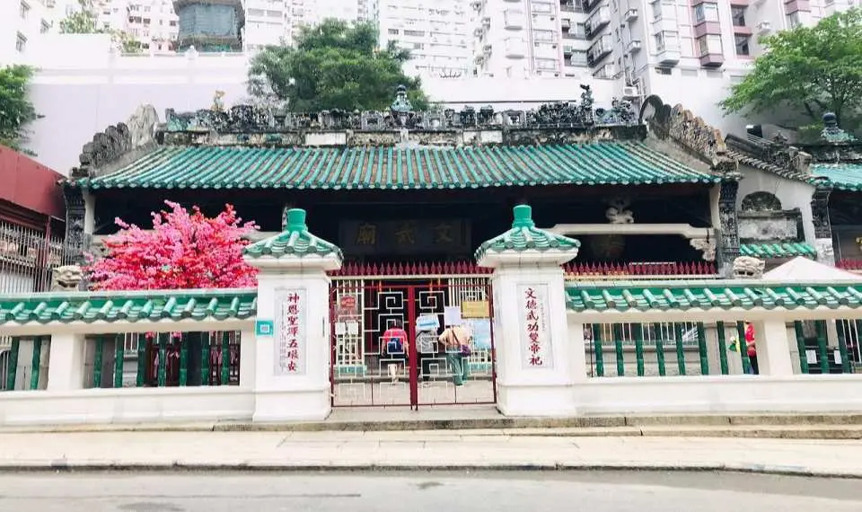 遊覽獅子亭、舊城區中心，並參觀歷史悠久的文武廟。