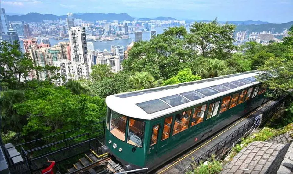 搭乘山頂纜車（優先登車），欣賞山頂全景。