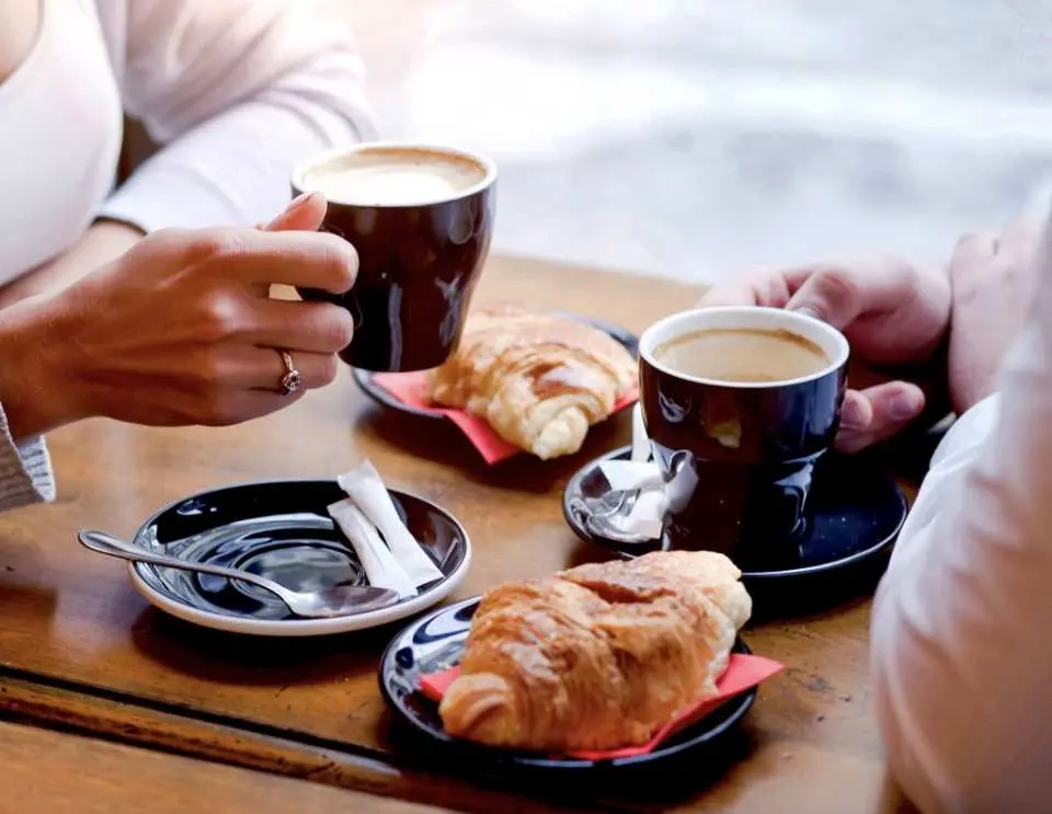 따뜻한 커피 한잔에 빠져보세요