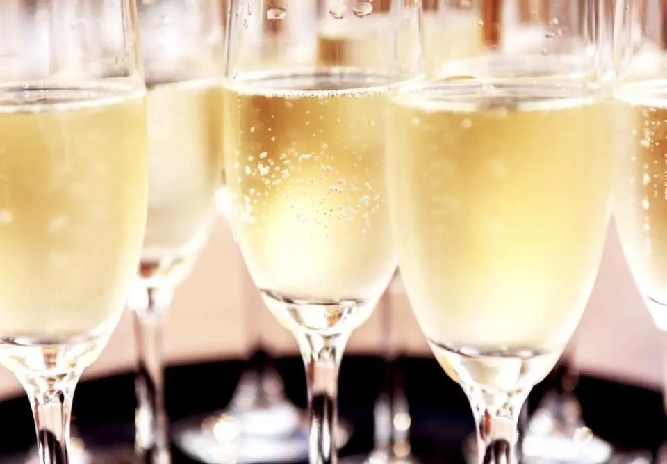 品尝一杯纯正法国香槟