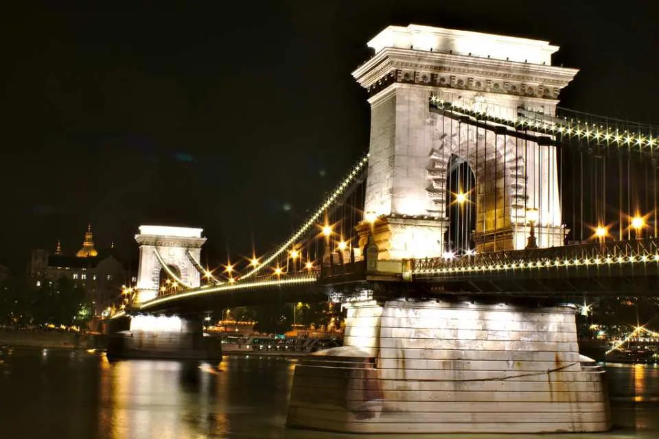 夜裡的塞切尼鏈橋