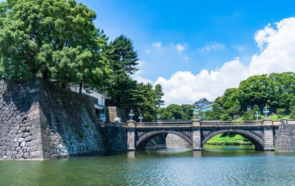 皇居是日本天皇生活的居所，坐落在江户城遗址之上，1868 年以前是幕府将军的住所。宽广的护城河和厚重的城墙保卫著这所皇居，周围环绕著精心打理的花园，这种宁静祥和的绿色与东京市现代化办公大楼的钢筋水泥和玻璃结构形成鲜明的对比。