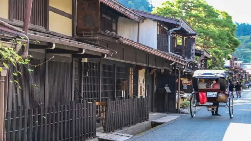 Get off at the Takayama Jinya parking lot (about 2 hours of free time to explore).