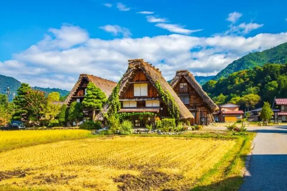 Arrive at Shirakawa-go Gassho-zukuri Village, a World Heritage Site (2 hours of free time for leisurely exploration).