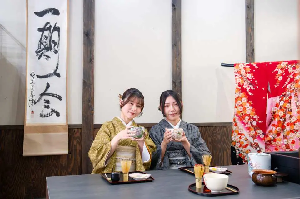 You can choose your favorite tea bowl.