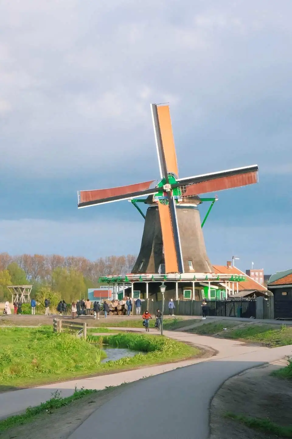This is one of the most classic windmill villages in the Netherlands, with vast green lawns, vintage wooden houses, and a cluster of still-operating windmills, making it a place where you can truly experience Dutch windmill culture. The windmill village preserves many old windmills and has many exquisite wooden houses in bright colors.