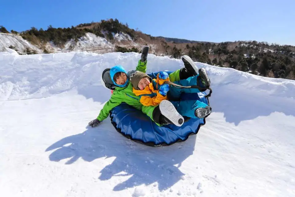 สวนสนุกหิมะมันซ่าเต็มไปด้วยเครื่องเล่นมากมาย เช่น บันไดเลื่อนหิมะและเลื่อนหิมะ! แม้แต่เด็กเล็กก็สามารถเล่นได้อย่างปลอดภัย ราคา: ผู้ใหญ่และเด็ก (นักเรียนประถมขึ้นไป) 1,800 เยน / เด็กก่อนวัยเรียน 1,000 เยน / เด็กอายุต่ำกว่า 3 ปี เข้าฟรี