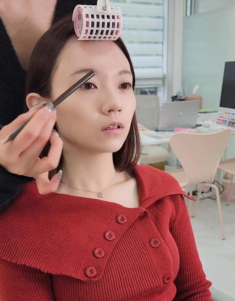 The instructor analyzing the client’s facial features and designing a personalized makeup look just for them