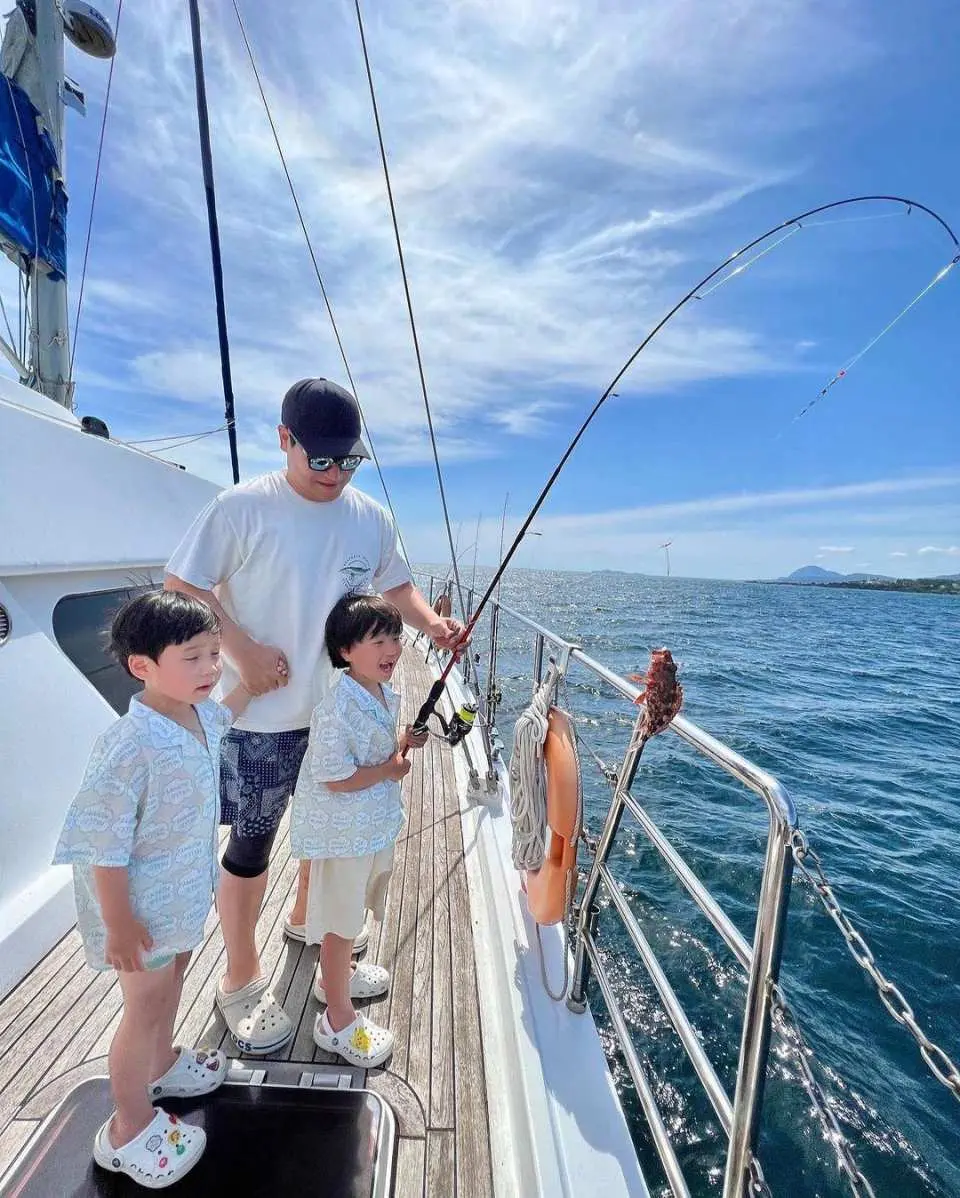 เส้นทางที่พนักงานต้อนรับของโรงแรมระดับ 5 ดาวในเชจูแนะนำ รวมถึงโรงแรม The Shilla และ Parnas

ผู้คนกว่า 100,000 คนได้ใช้เวลาบนเส้นทางนี้กับเราแล้ว

เส้นทางที่ได้รับการพิสูจน์แล้ว ปลอดภัย และสร้างแรงบันดาลใจ

ไม่ต้องกังวลว่าจะทำอะไรในเชจู

เพียงแค่สัมผัสประสบการณ์บนเส้นทางที่ผู้คนเลือกมากที่สุด