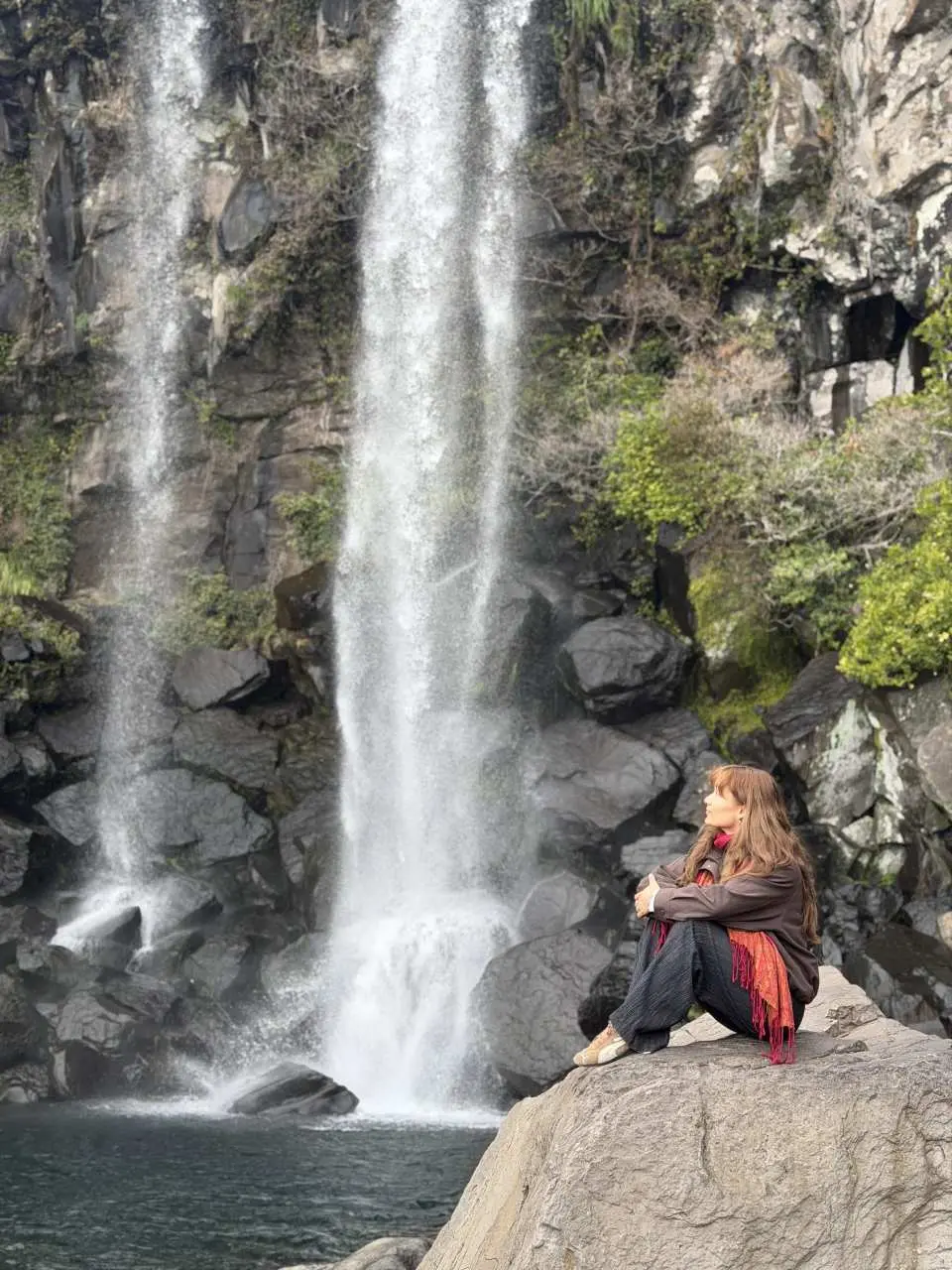 Full-Day Itinerary

Jeongbang Waterfall (or Cheonjiyeon Waterfall)

Oedolgae Rock

Jusangjeolli Cliff

Eongdeongmul Valley

O’sulloc Green Tea Fields

Hallasan Eoseungsaengak Trail

Enjoy a well-planned route with diverse landscapes, from coastal scenery to volcanic mountains.