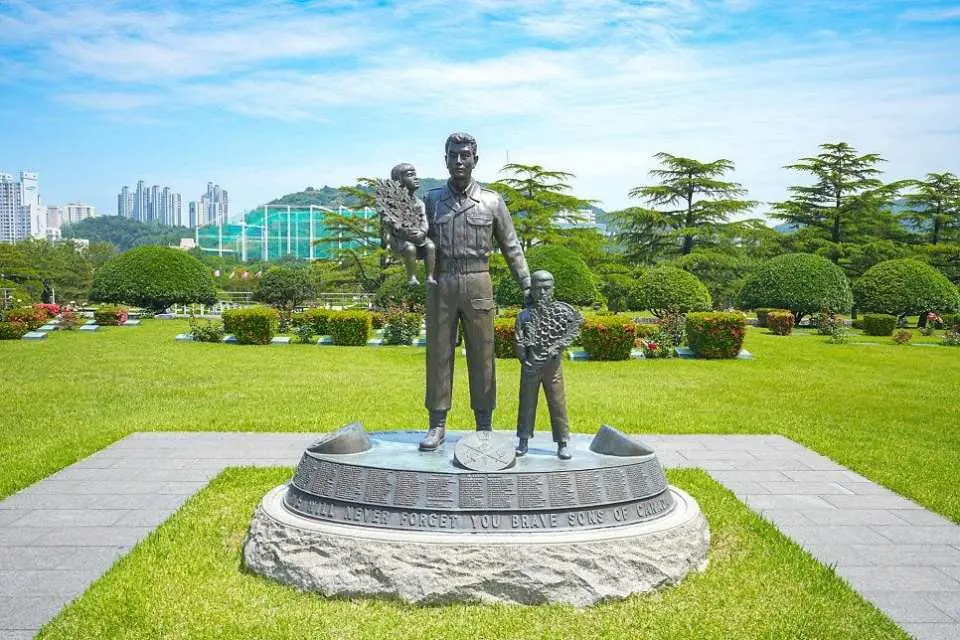 参观联合国纪念公墓，这是一个宁静而意义非凡的地方，是为了纪念在韩战中服役的士兵而建。