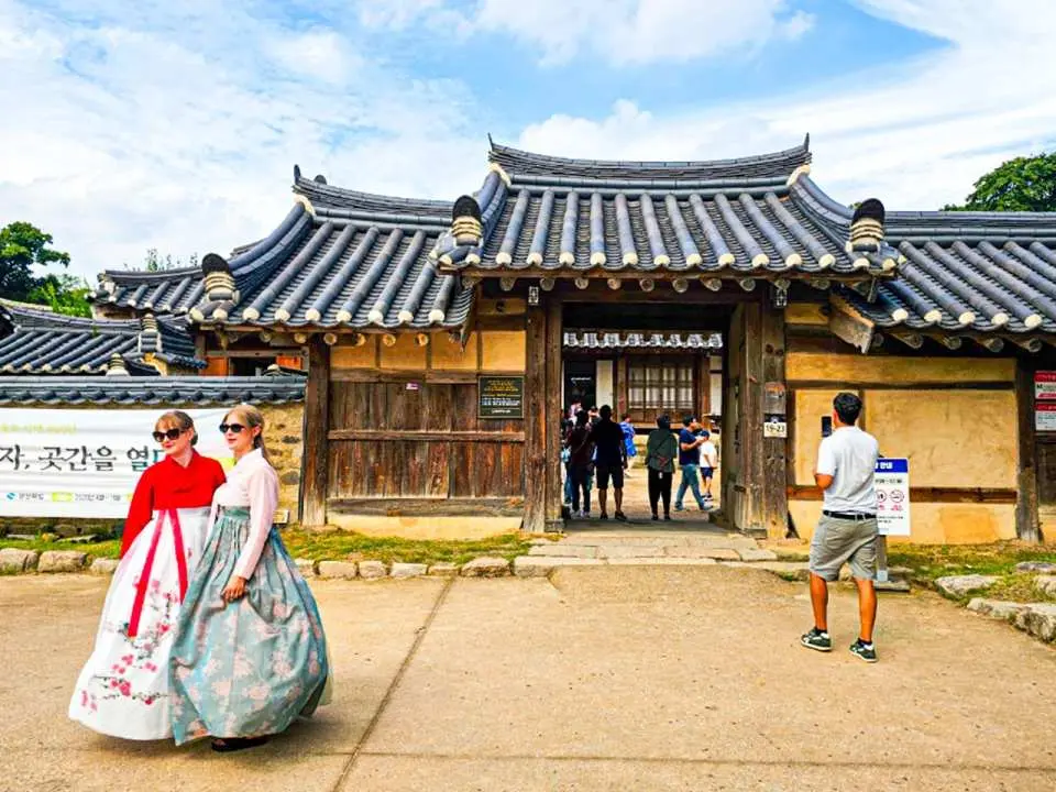 探索桥村韩屋村，那里有传统的韩式房屋和宁静的街道，展现了当地的文化遗产。
