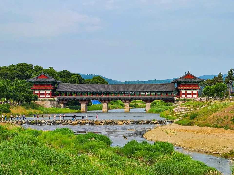 旅程的终点是月井桥，这是一座经过精心重建的地标性建筑，体现了古代新罗建筑的优雅。