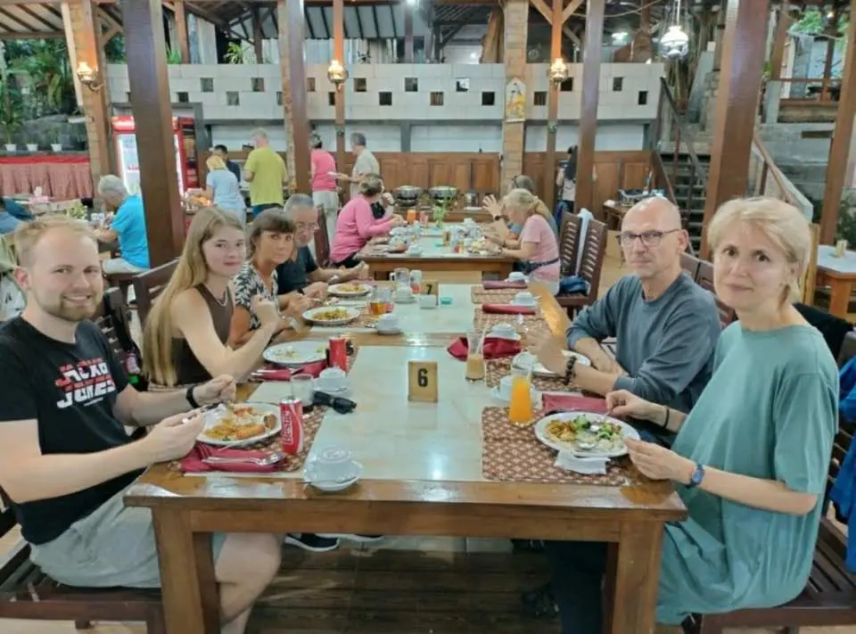 プランバナンツアーの後、プランバナン近くのレストランで夕食。