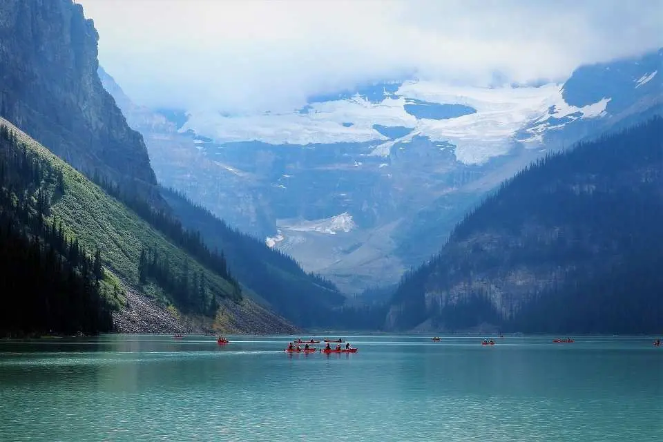 Visit Lake Louise, one of the world’s top 10 scenic destinations and a UNESCO World Heritage Site.
Beautiful in all four seasons, it is one of the must-visit highlights of the Canadian Rockies.