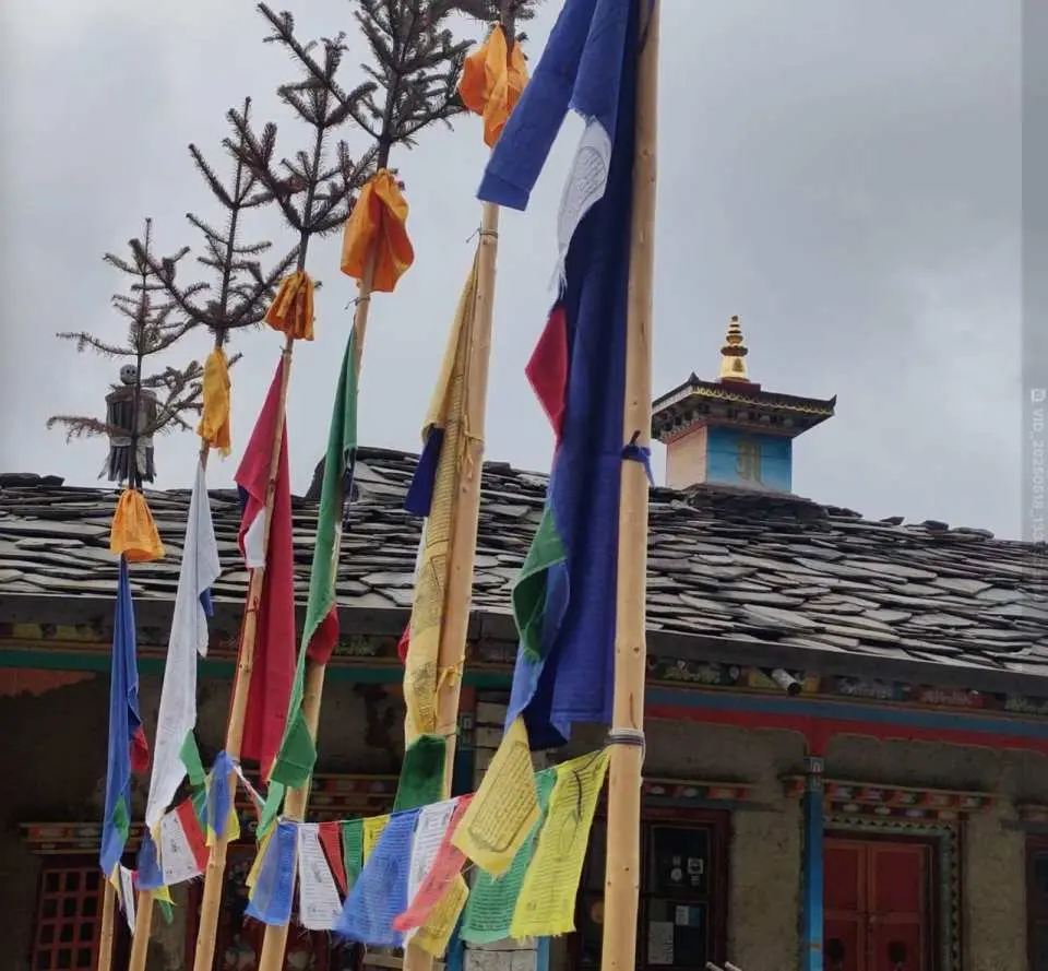 位于尼泊尔廓尔喀县北部的楚姆山谷，是喜马拉雅山脉中一颗隐藏的瑰宝，以其原始的自然美景和浓郁的藏传佛教文化而闻名。楚姆山谷常被称为“隐密山谷”，几个世纪以来一直与世隔绝，保留了其古老的传统、寺院和独特的村落生活。山谷中散布著偏僻的村落、玛尼墙、佛塔和神圣的寺院，其中包括著名的穆贡巴寺，僧侣们至今仍在寺院中举行古老的仪式。