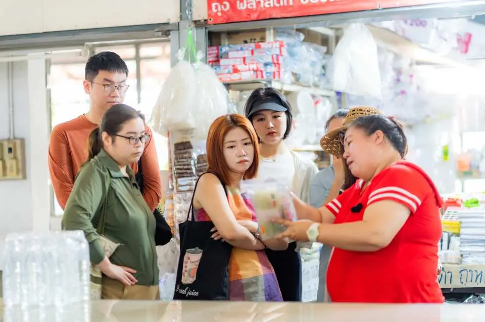 在指導員的帶領下參觀泰國當地市場。