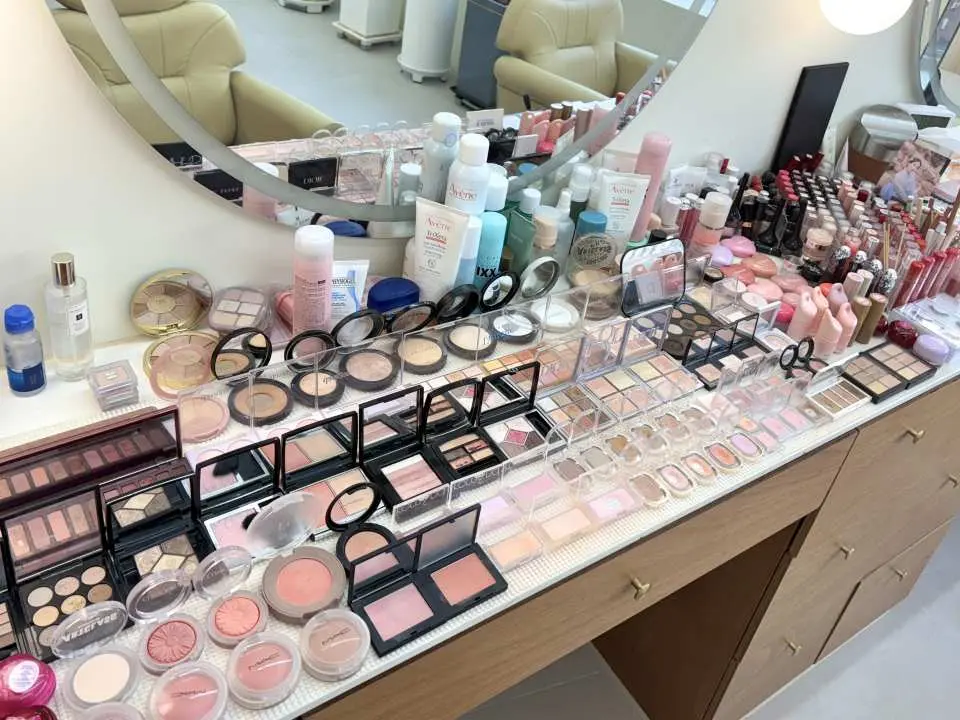 這是 Beauty Palace 的化妝台，展示了最新流行的韓國化妝品。