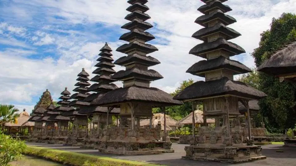 Next, visit the elegant Taman Ayun Temple, a royal temple surrounded by a wide moat and beautiful gardens. Built in the 17th century by the Mengwi Kingdom, this architectural masterpiece features multi-tiered shrines and classic Balinese design.