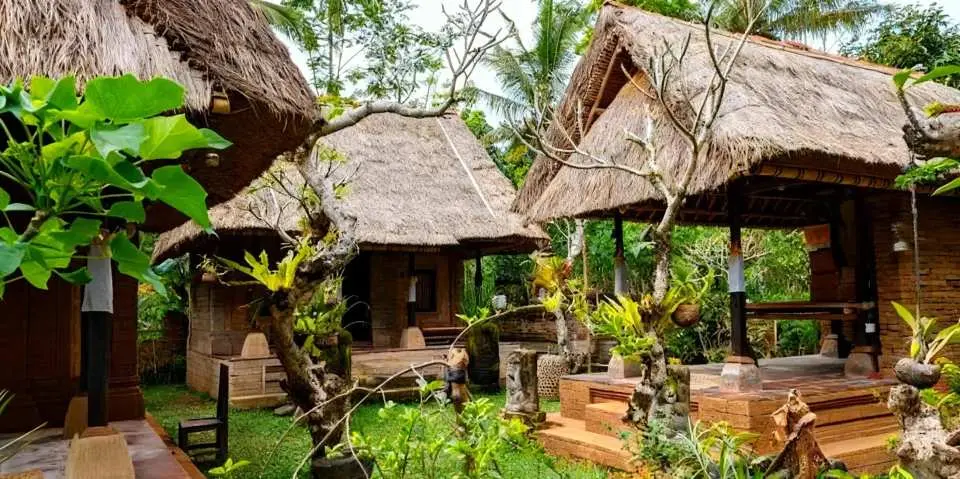 Complete your journey with a visit to Umah Bali Kuno, a traditional Balinese house compound that preserves authentic architecture and layout. Here, you’ll gain a deeper understanding of family life, spiritual spaces, and the philosophy behind traditional Balinese home design. This Ubud Art and Heritage Tour offers a meaningful blend of creativity, culture, and local tradition—perfect for travelers seeking an authentic and educational Bali experience.