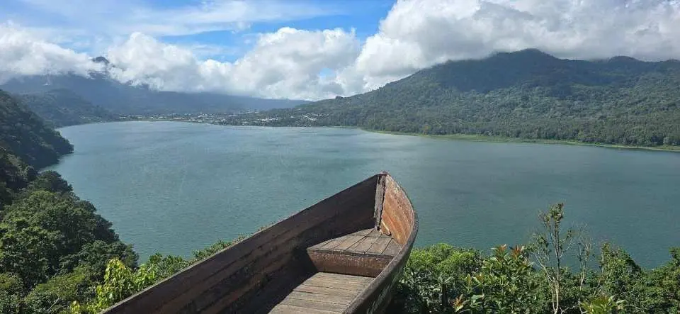 瓦纳吉里隐密山丘是峇里岛北部最著名的观景点之一，位于布扬湖和坦布林根湖之间的高地上。它坐落在贝杜古-辛加拉惹公路沿线，可以欣赏到双子湖令人叹为观止的全景，周围环绕著郁郁葱葱的山脉和凉爽清新的空气。