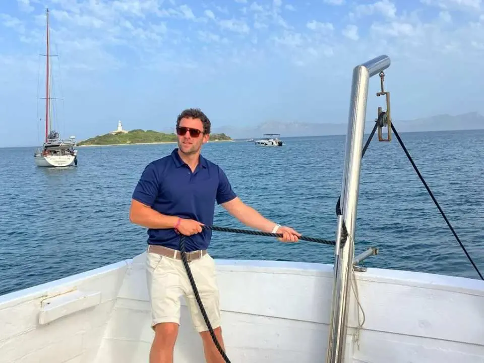 船员在游览期间负责操控船只，在马略卡岛提供真实专业的航海体验。