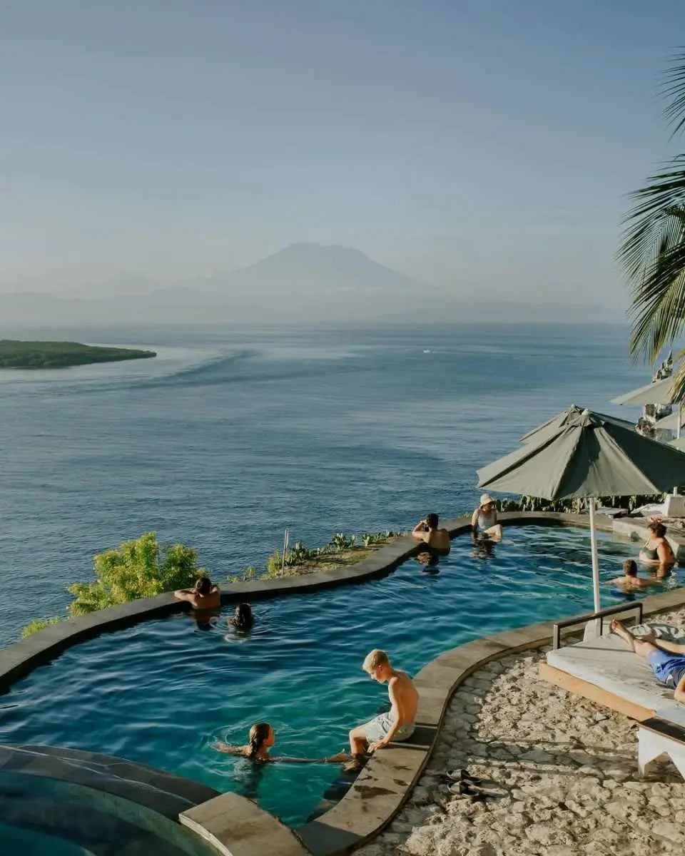 Lunch Infinity Pool with Mount Agung View:
Enjoy the lunch and Relax at a scenic infinity pool overlooking the ocean, with breathtaking views of Mount Agung—the perfect spot to rest and enjoy the beautiful surroundings after your ocean adventure. 🌊