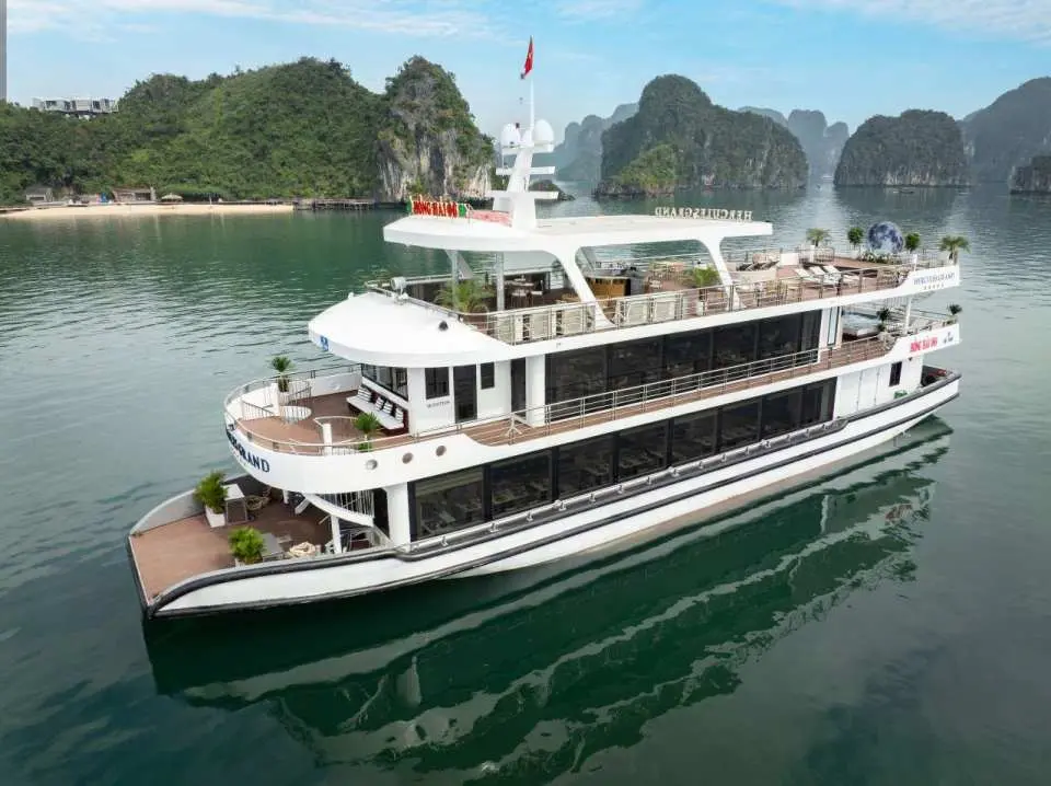 ―クルーズのご紹介― ヘラクレス・グランドクルーズ（ハロン湾の新しい日帰りクルーズ船で、1階と2階には素晴らしいダイニングルーム、3階には素敵なダイニングルームがあります。スカイデッキからは360度のパノラマビューをお楽しみいただけます。）※ヘラクレスが満席の場合は、同クラスのクルーズをご案内いたします。（指定はできません）