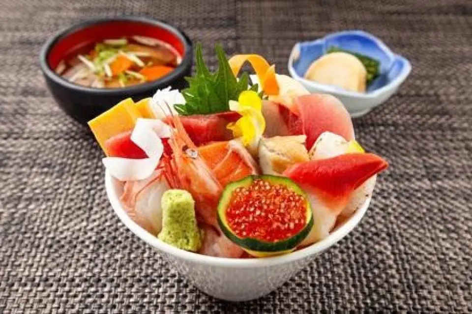 １日目昼食：南魚沼産コシヒカリの海鮮本気丼（イメージ）