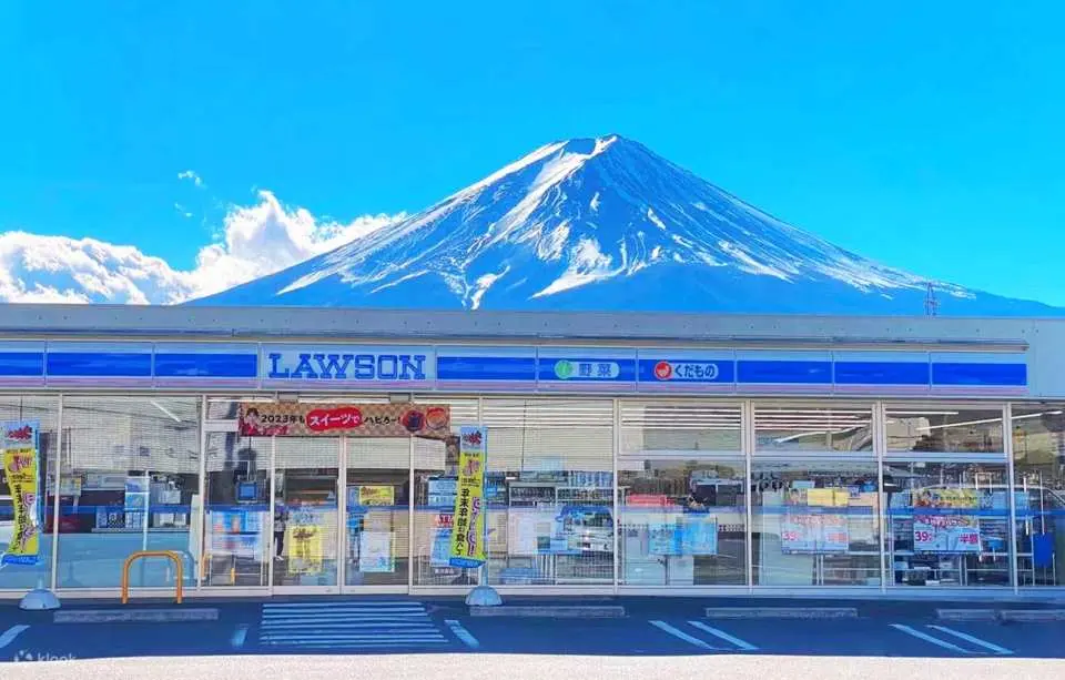 富士山羅森便利店（LAWSON 富士山前店），近年來成為社群媒體上超人氣的打卡景點。原因不僅是便利商店的存在，而是它背後就是壯麗的富士山——藍白色的羅森外觀搭配雪頂富士山的景象，形成了極具特色的畫面，被譽為「最美便利商店」。