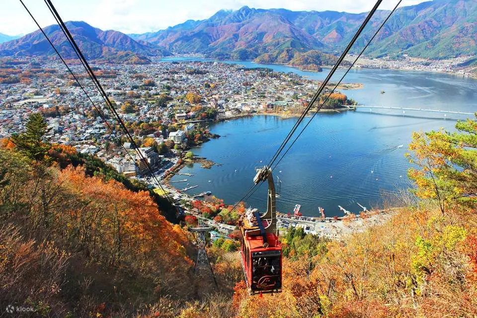 河口湖天上山公園位於山梨縣富士河口湖町，是當地最受歡迎的觀景地之一。搭乘天上山公園纜車（又稱「富士山全景纜車」），僅需約 3 分鐘即可從河口湖畔直達標高約 1,075 公尺的天上山展望台。這裡是俯瞰富士山與河口湖壯麗景色的最佳地點之一，天氣晴朗時甚至可以遠望南阿爾卑斯山與甲府盆地的風光。