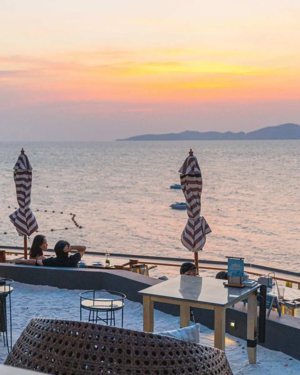 The menu offers a diverse selection, including fresh seafood dishes, classic Thai cuisine, and international fare, ensuring a relaxed and enjoyable seaside dining experience whether it's lunch, afternoon tea, or a romantic dinner.