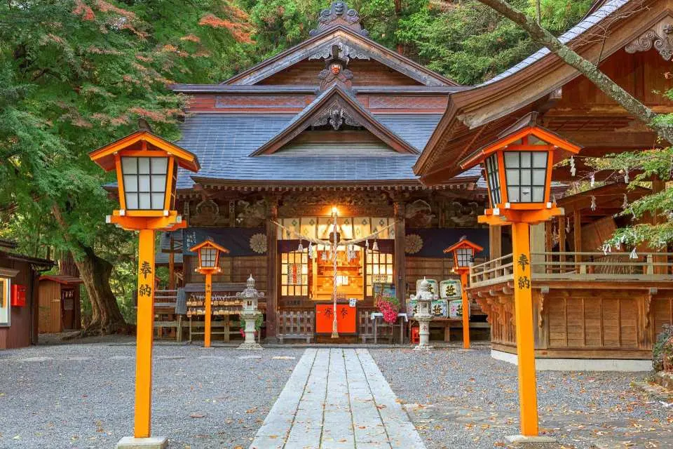 新仓富士浅间神社：祈求福祉与安康。